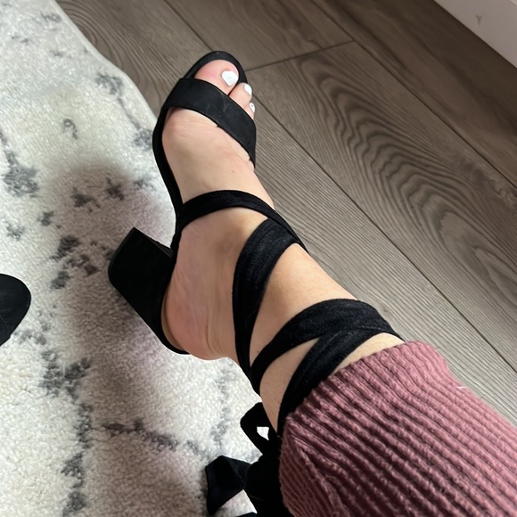 Black Tie up heels - Picture 2 of 3